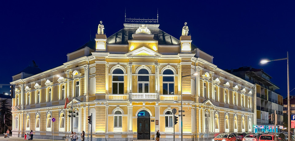 Фасада зграде Вишег суда у Ваљеву са партерним осветљењем